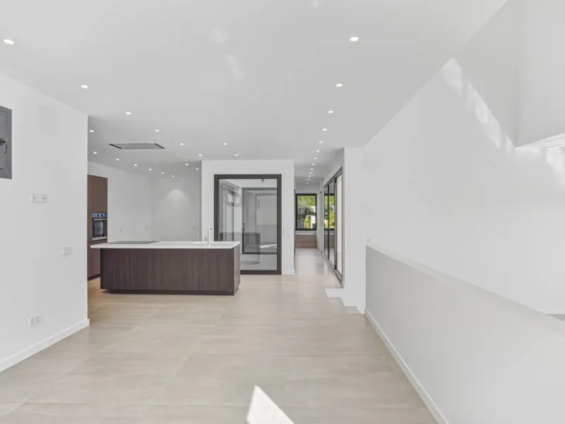 House - Detached Villa в продаже в Marbella, Málaga. В доме 4 спален и 5 ванных комнат. Площадь дома 429 м². Площадь участка 1100 м²