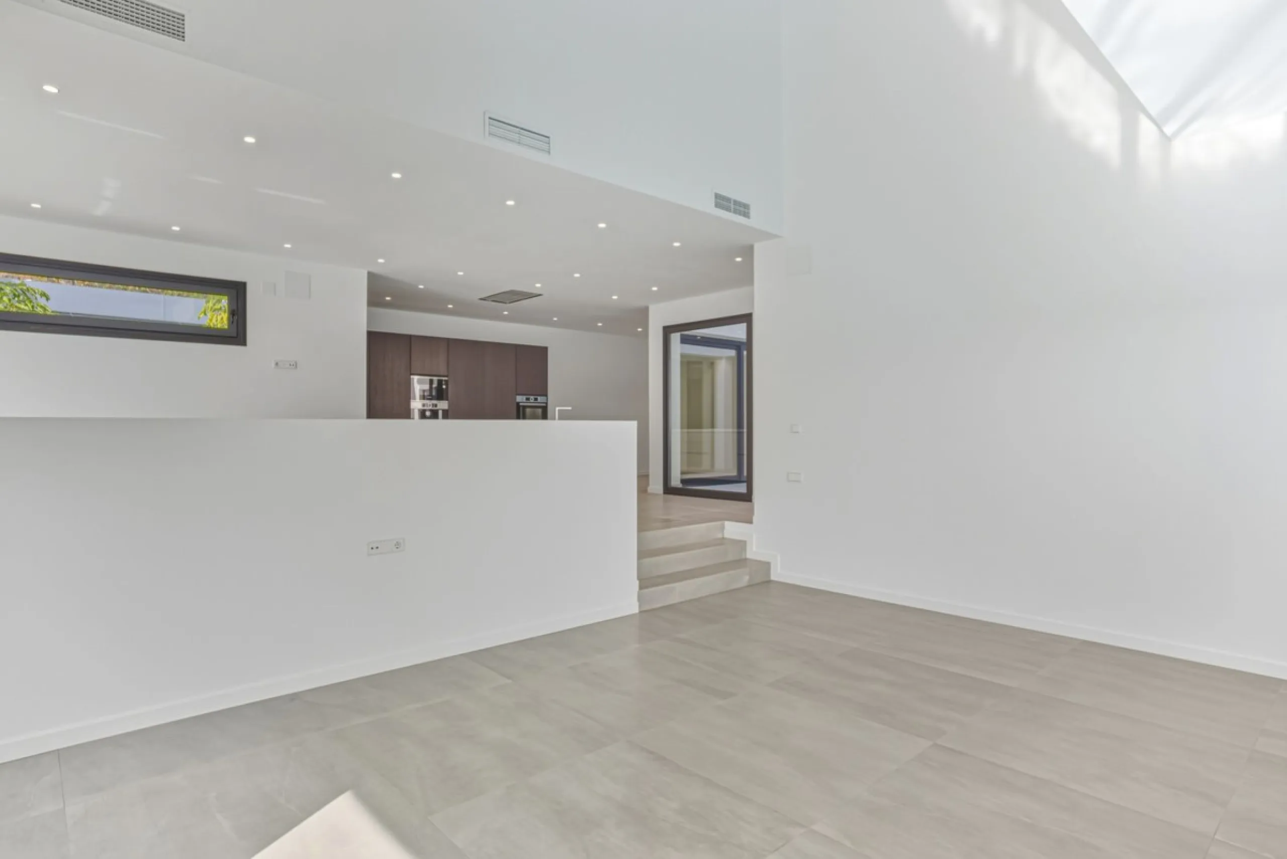 House - Detached Villa в продаже в Marbella, Málaga. В доме 4 спален и 5 ванных комнат. Площадь дома 429 м². Площадь участка 1100 м²