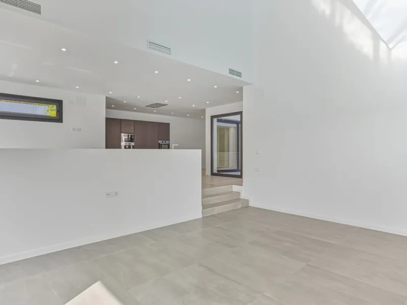 House - Detached Villa в продаже в Marbella, Málaga. В доме 4 спален и 5 ванных комнат. Площадь дома 429 м². Площадь участка 1100 м²
