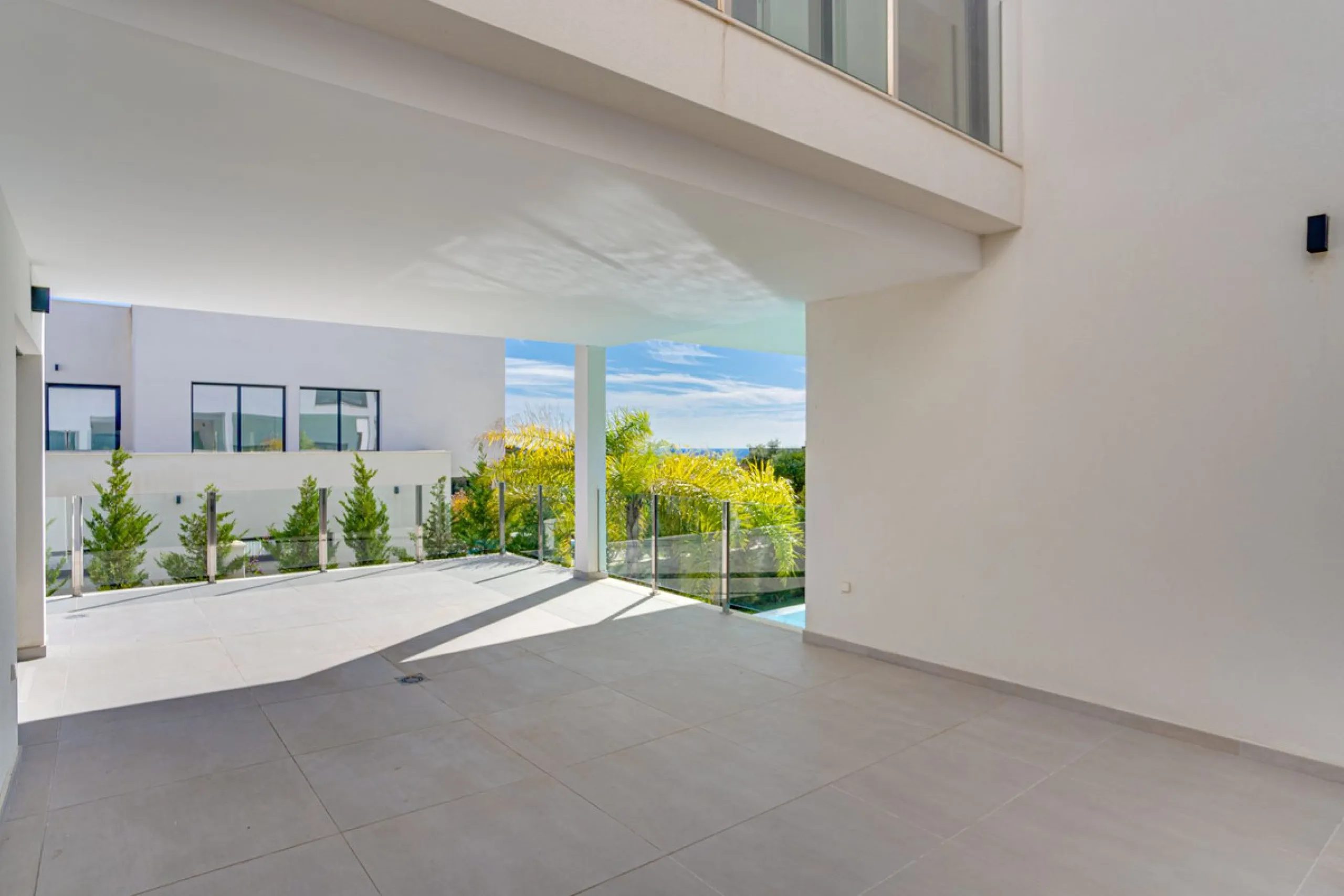 House - Detached Villa в продаже в Marbella, Málaga. В доме 4 спален и 5 ванных комнат. Площадь дома 429 м². Площадь участка 1100 м²