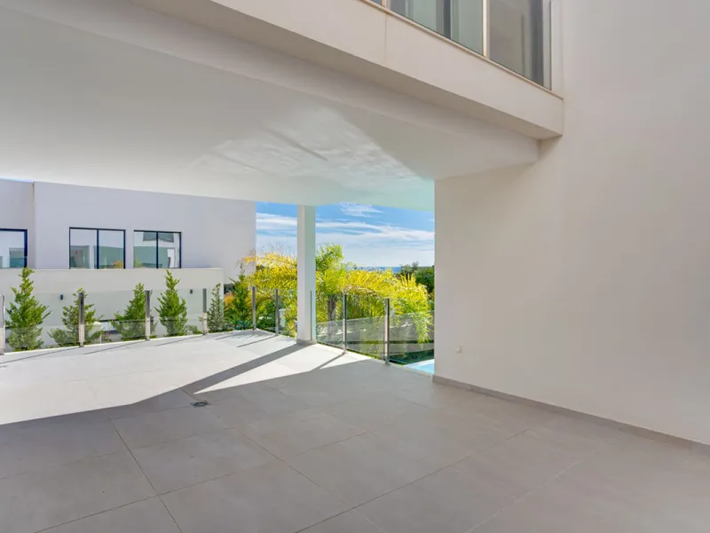 House - Detached Villa в продаже в Marbella, Málaga. В доме 4 спален и 5 ванных комнат. Площадь дома 429 м². Площадь участка 1100 м²
