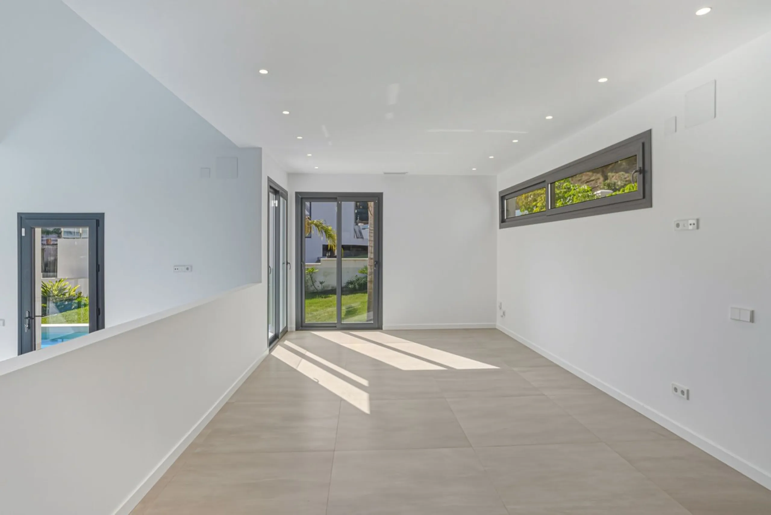 House - Detached Villa в продаже в Marbella, Málaga. В доме 4 спален и 5 ванных комнат. Площадь дома 429 м². Площадь участка 1100 м²