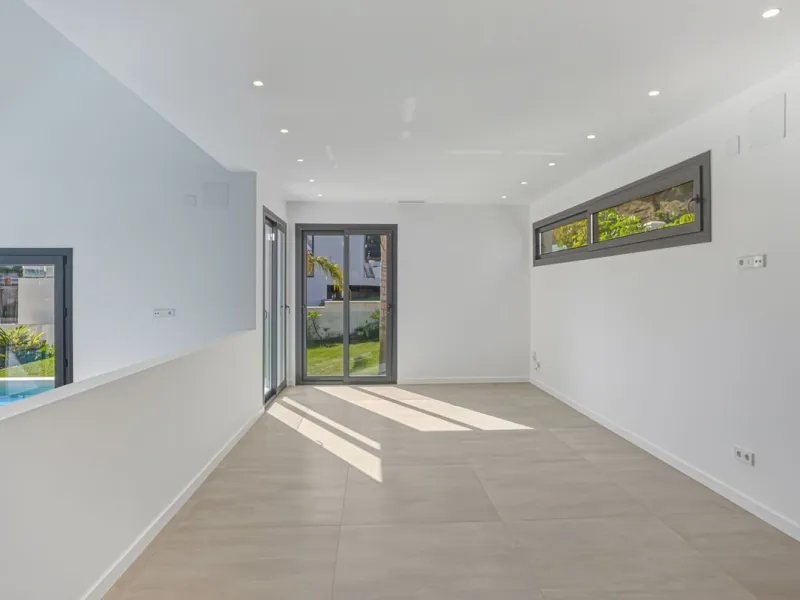 House - Detached Villa в продаже в Marbella, Málaga. В доме 4 спален и 5 ванных комнат. Площадь дома 429 м². Площадь участка 1100 м²