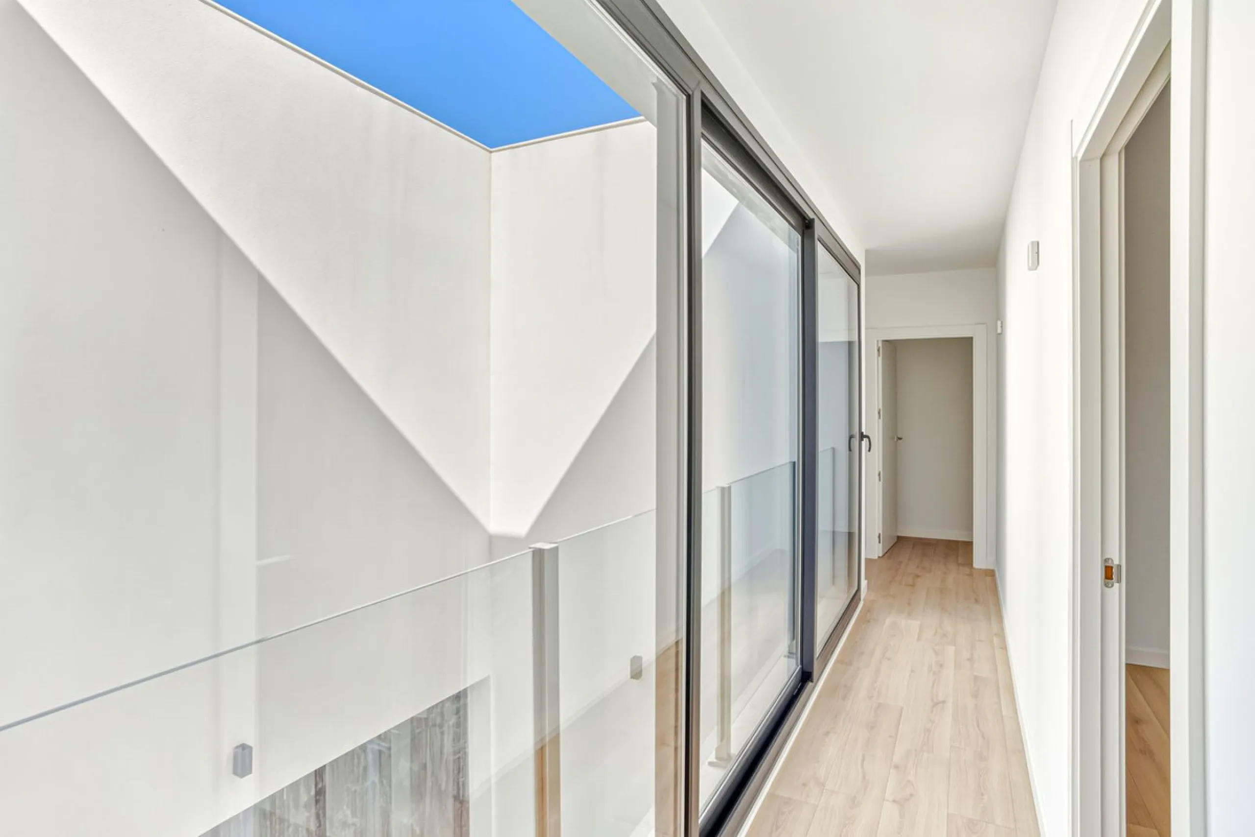 House - Detached Villa в продаже в Marbella, Málaga. В доме 4 спален и 5 ванных комнат. Площадь дома 429 м². Площадь участка 1100 м²