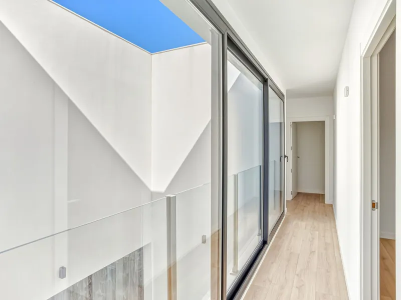 House - Detached Villa в продаже в Marbella, Málaga. В доме 4 спален и 5 ванных комнат. Площадь дома 429 м². Площадь участка 1100 м²