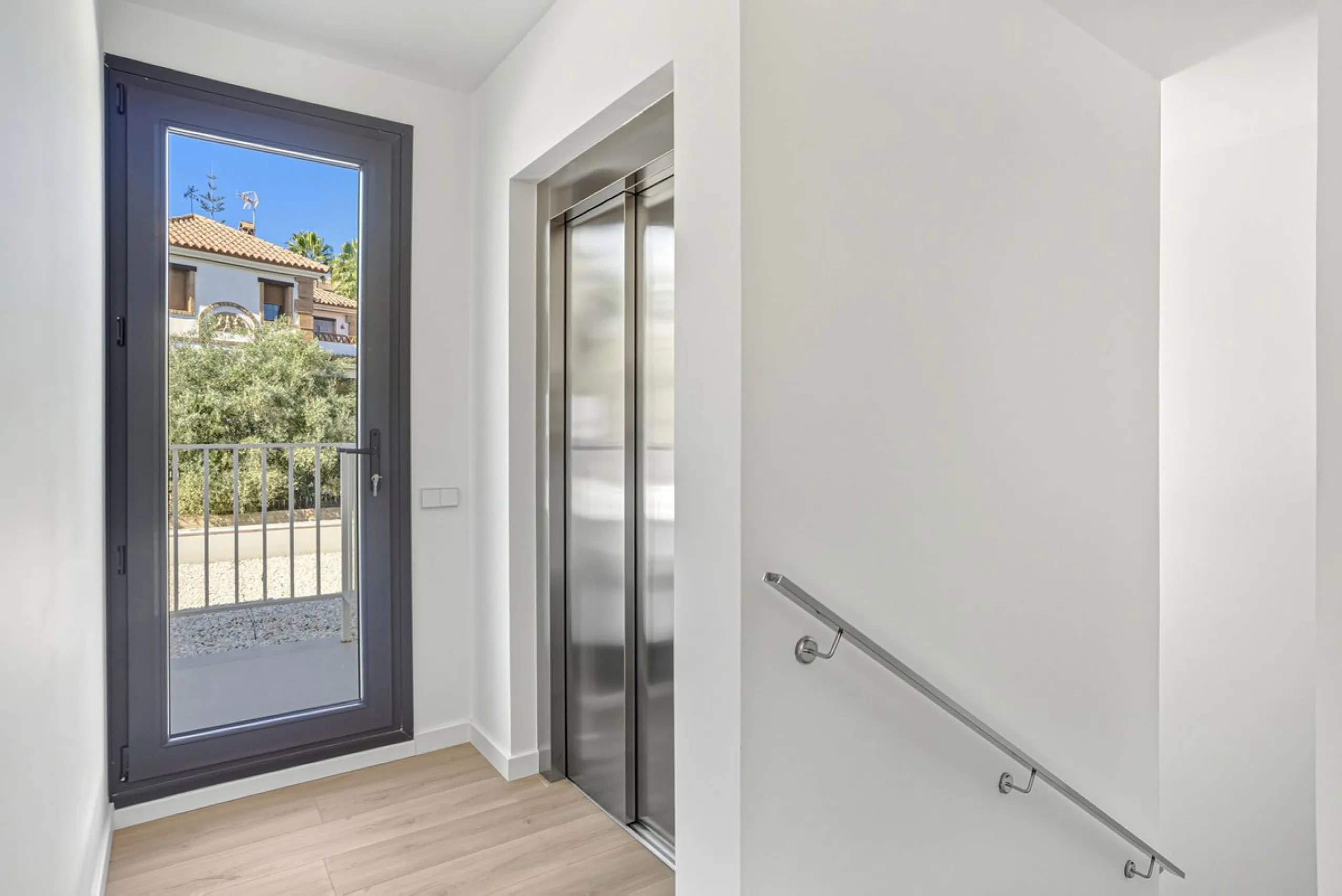 House - Detached Villa в продаже в Marbella, Málaga. В доме 4 спален и 5 ванных комнат. Площадь дома 429 м². Площадь участка 1100 м²