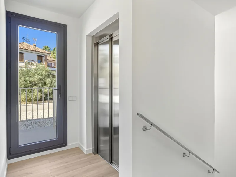 House - Detached Villa в продаже в Marbella, Málaga. В доме 4 спален и 5 ванных комнат. Площадь дома 429 м². Площадь участка 1100 м²