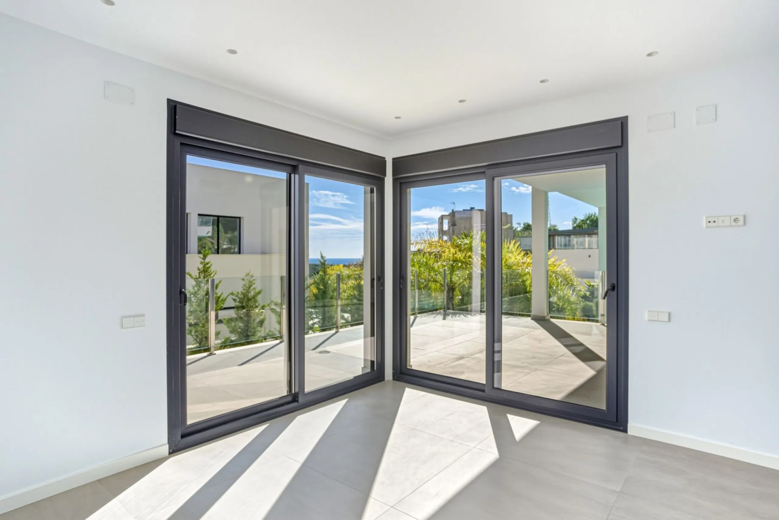 House - Detached Villa в продаже в Marbella, Málaga. В доме 4 спален и 5 ванных комнат. Площадь дома 429 м². Площадь участка 1100 м²