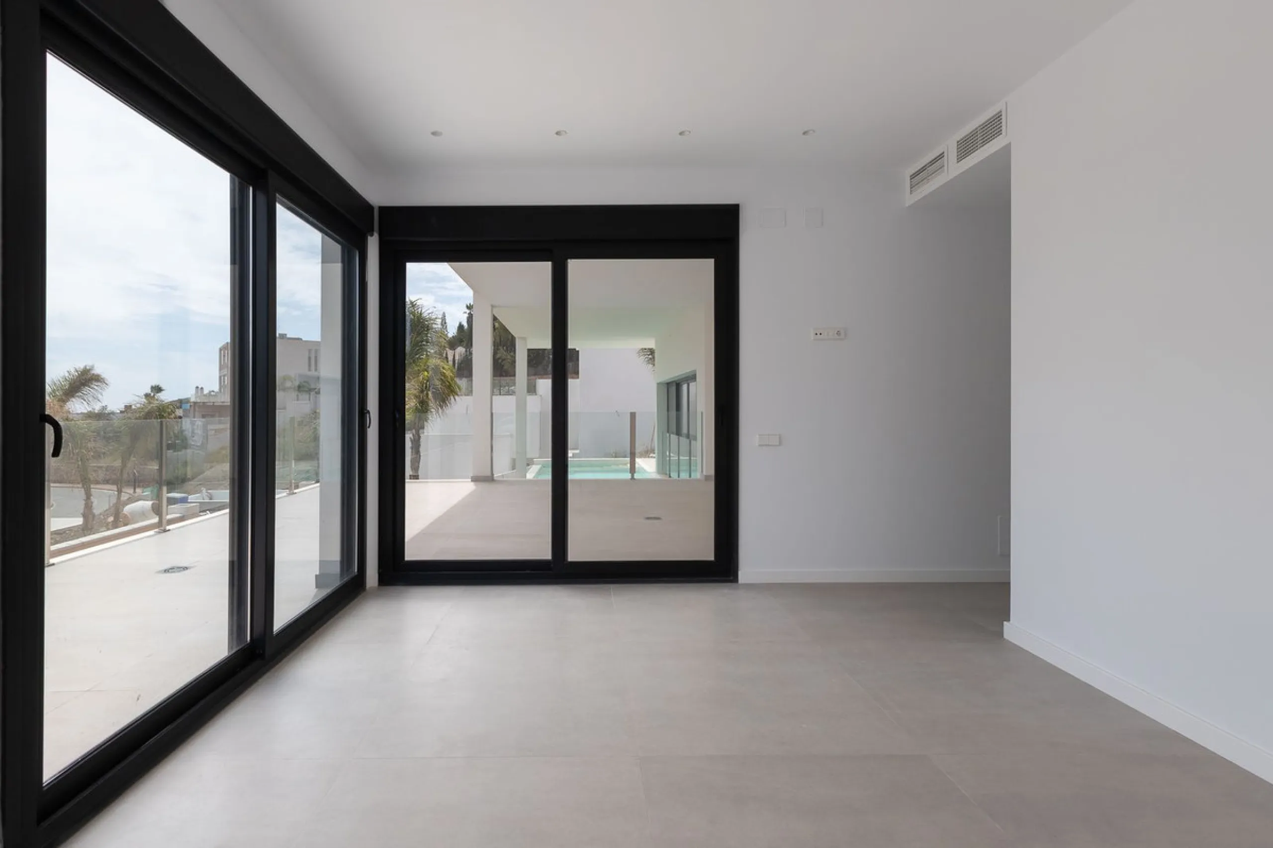 House - Detached Villa в продаже в Marbella, Málaga. В доме 4 спален и 5 ванных комнат. Площадь дома 429 м². Площадь участка 1100 м²