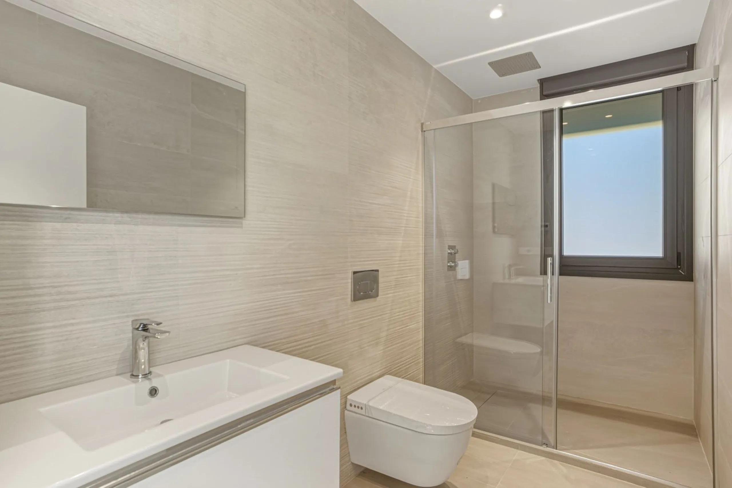 House - Detached Villa в продаже в Marbella, Málaga. В доме 4 спален и 5 ванных комнат. Площадь дома 429 м². Площадь участка 1100 м²