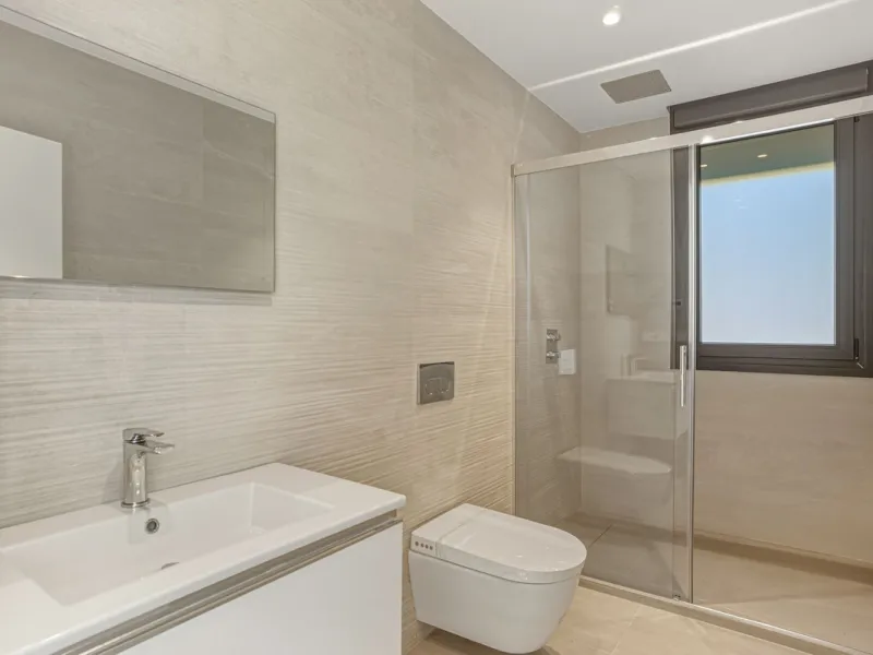 House - Detached Villa в продаже в Marbella, Málaga. В доме 4 спален и 5 ванных комнат. Площадь дома 429 м². Площадь участка 1100 м²