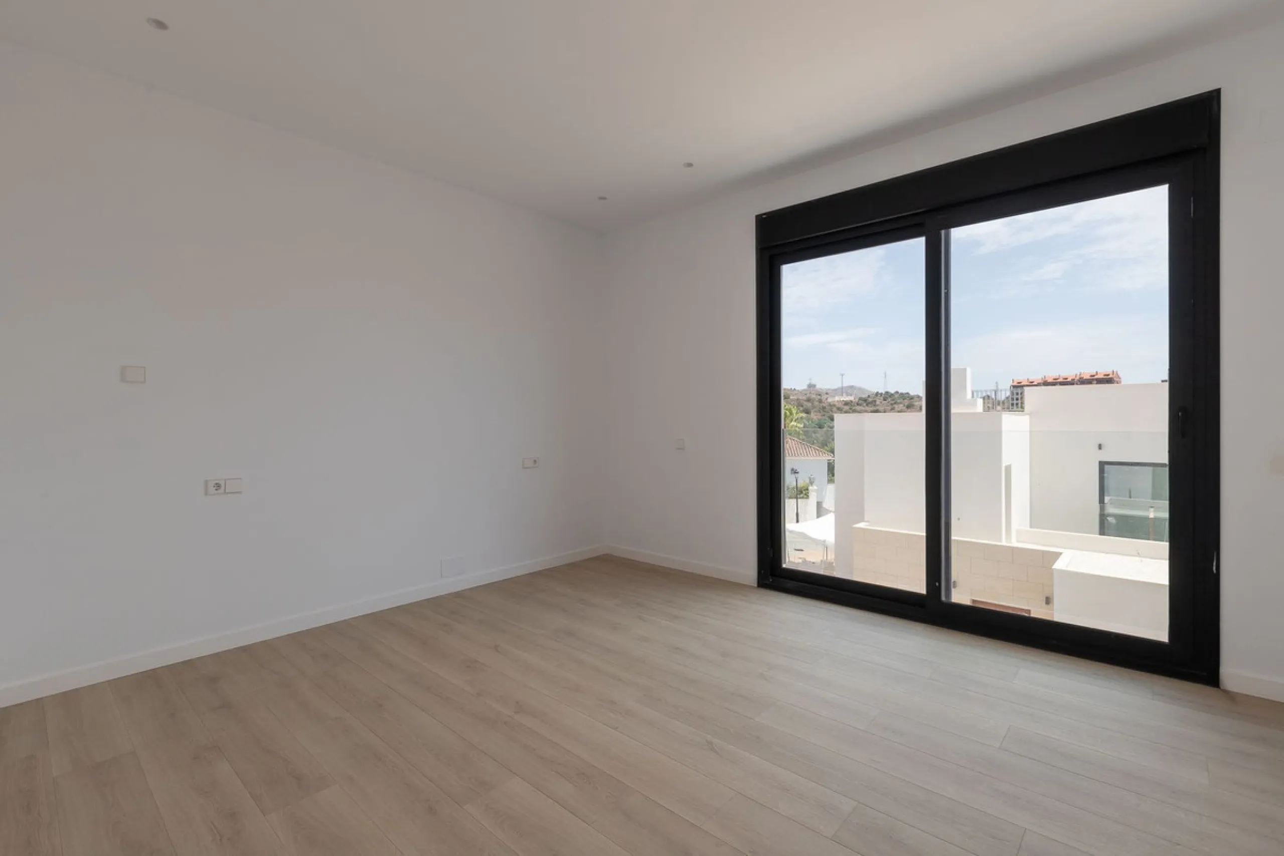 House - Detached Villa в продаже в Marbella, Málaga. В доме 4 спален и 5 ванных комнат. Площадь дома 429 м². Площадь участка 1100 м²