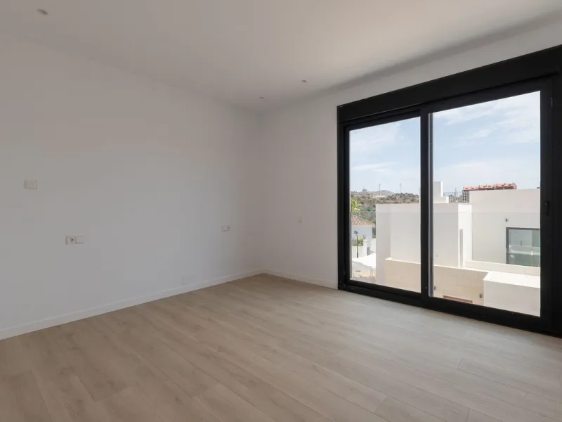 House - Detached Villa в продаже в Marbella, Málaga. В доме 4 спален и 5 ванных комнат. Площадь дома 429 м². Площадь участка 1100 м²
