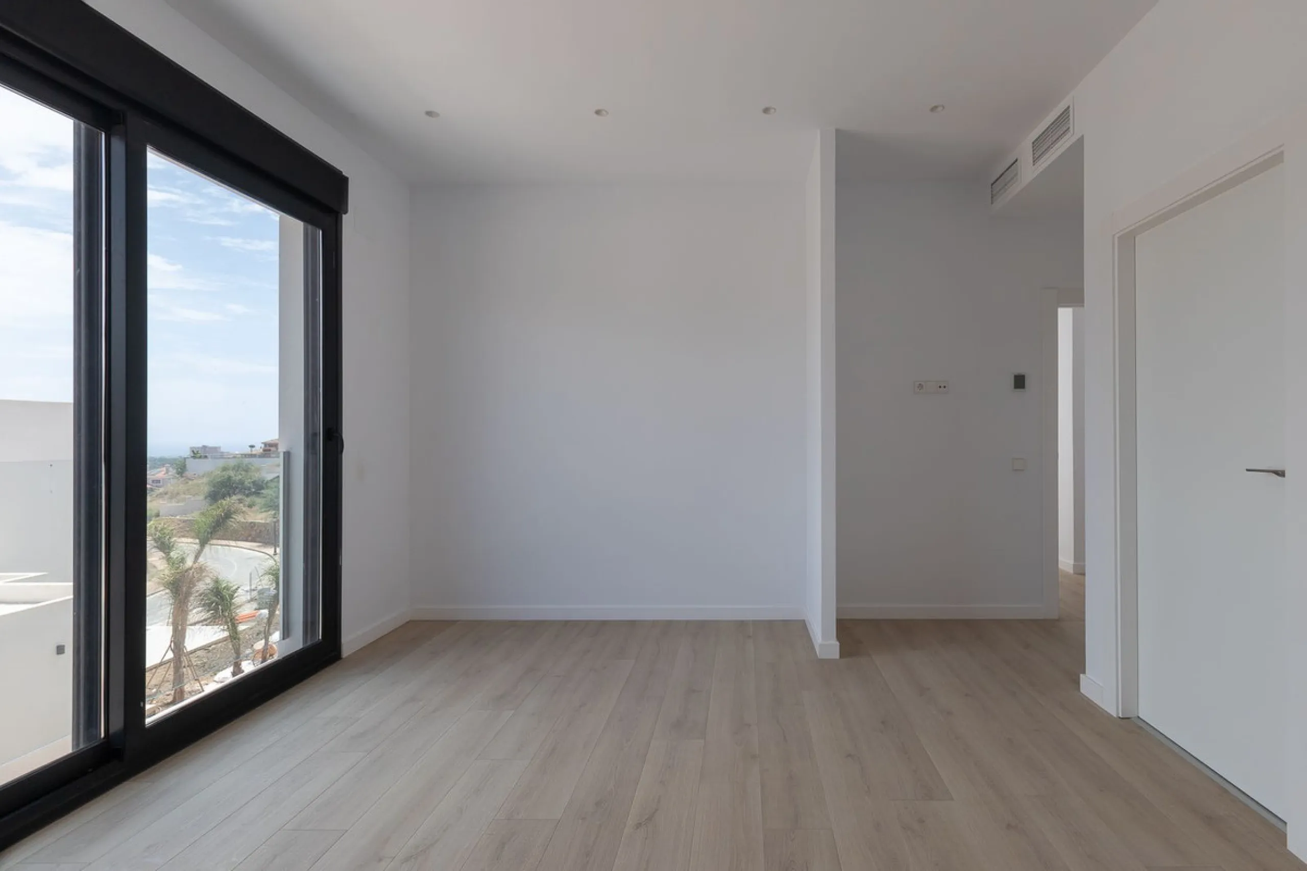 House - Detached Villa в продаже в Marbella, Málaga. В доме 4 спален и 5 ванных комнат. Площадь дома 429 м². Площадь участка 1100 м²