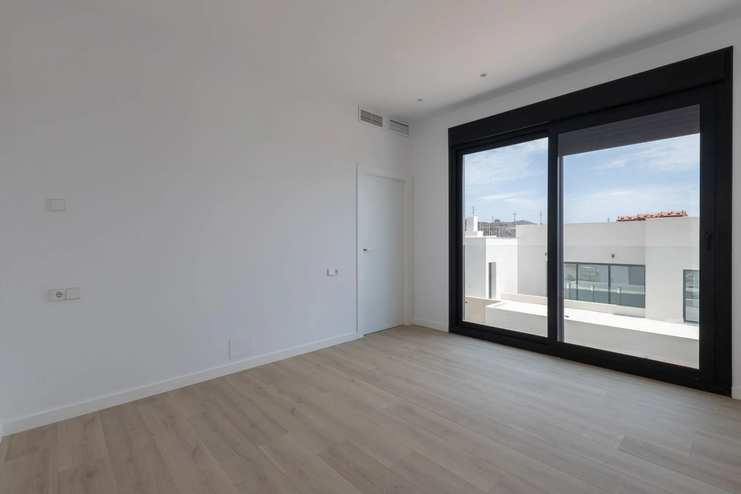 House - Detached Villa в продаже в Marbella, Málaga. В доме 4 спален и 5 ванных комнат. Площадь дома 429 м². Площадь участка 1100 м²
