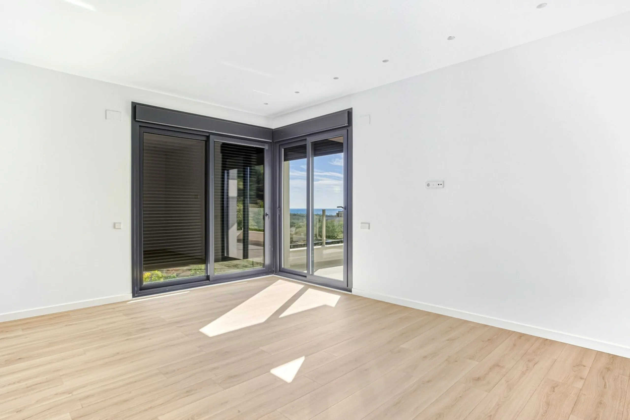 House - Detached Villa в продаже в Marbella, Málaga. В доме 4 спален и 5 ванных комнат. Площадь дома 429 м². Площадь участка 1100 м²