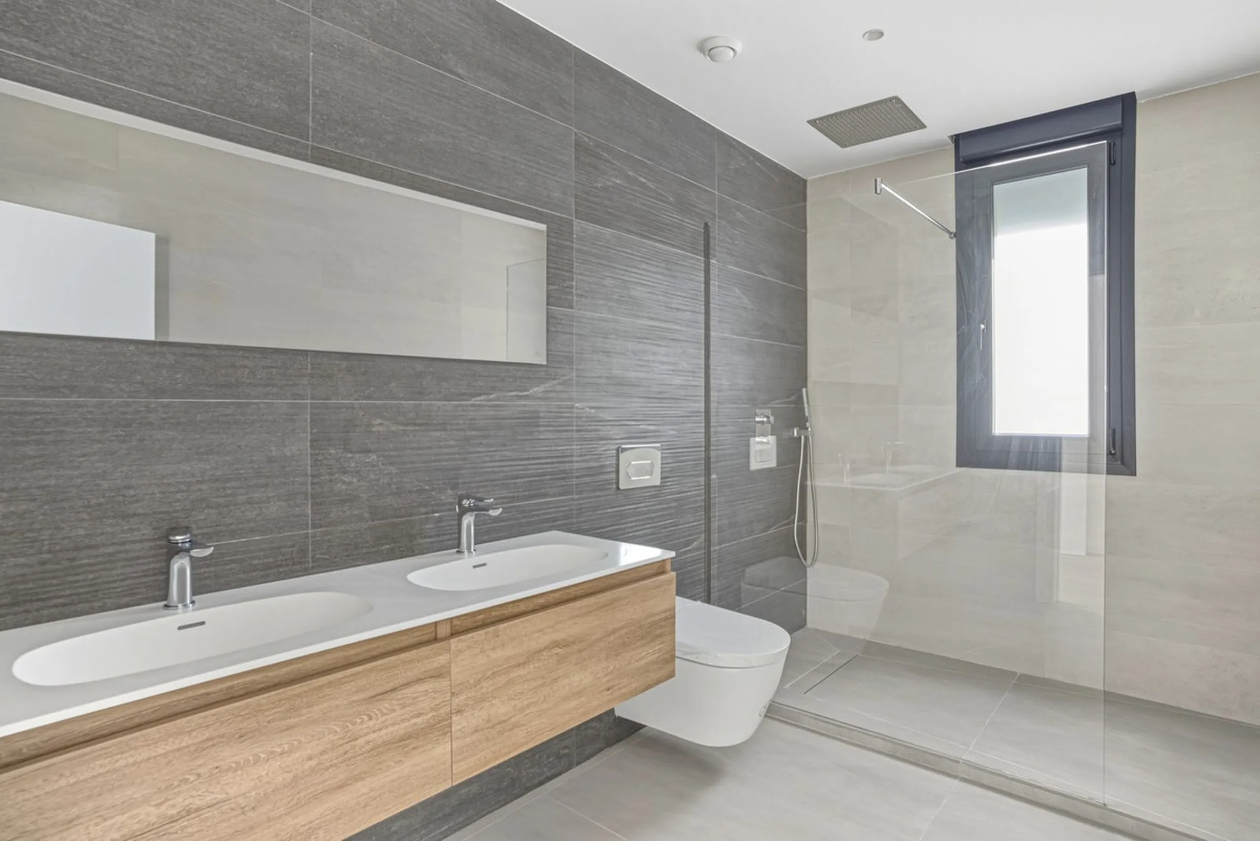 House - Detached Villa в продаже в Marbella, Málaga. В доме 4 спален и 5 ванных комнат. Площадь дома 429 м². Площадь участка 1100 м²