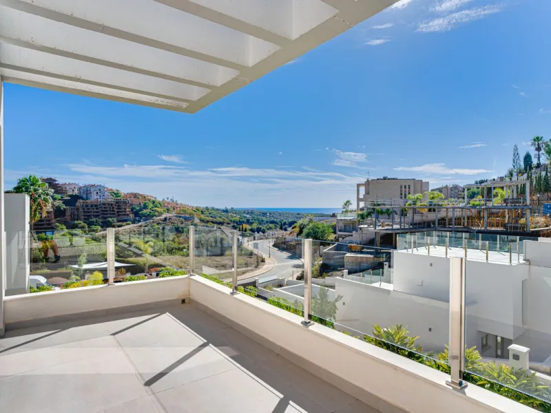 House - Detached Villa в продаже в Marbella, Málaga. В доме 4 спален и 5 ванных комнат. Площадь дома 429 м². Площадь участка 1100 м²