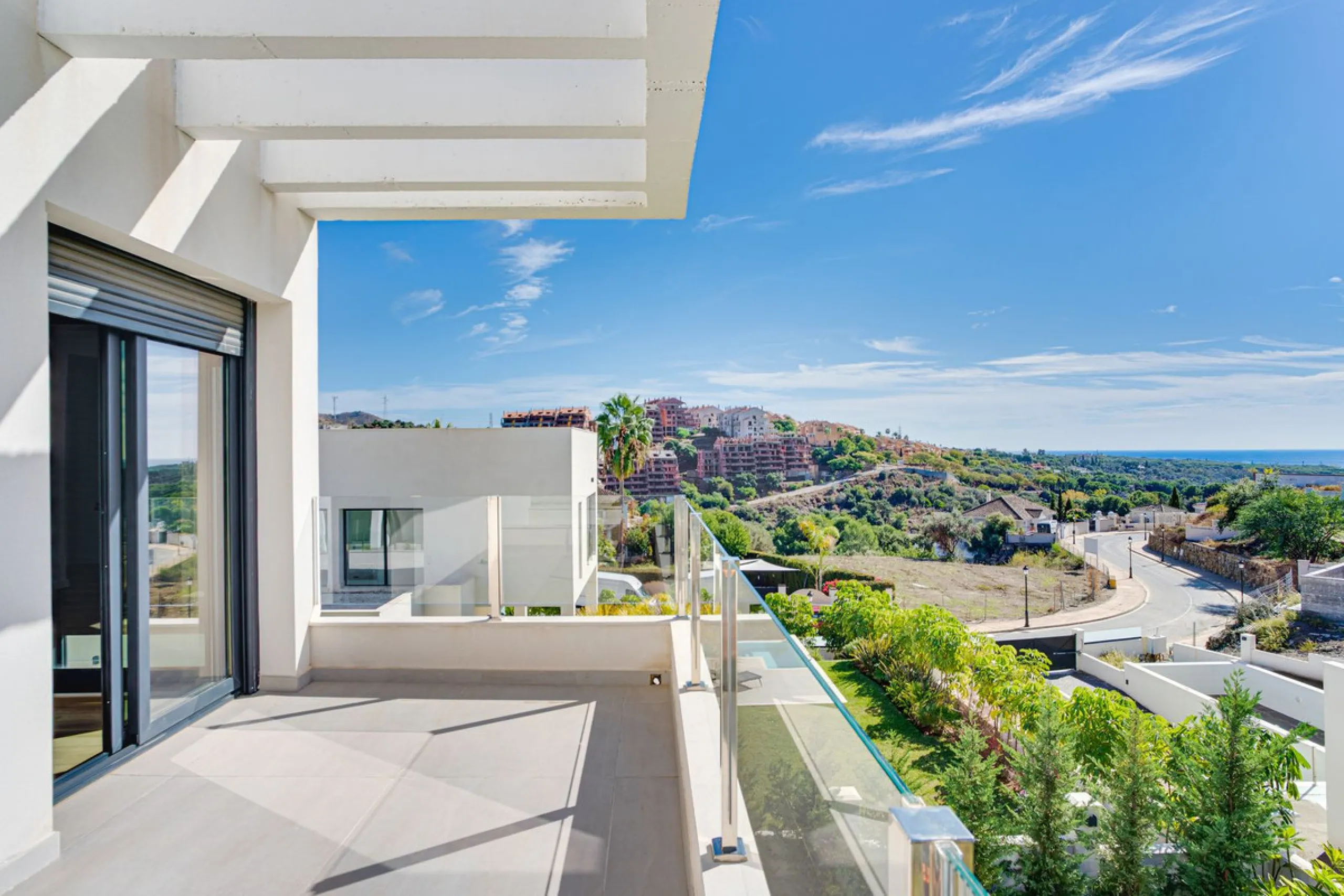 House - Detached Villa в продаже в Marbella, Málaga. В доме 4 спален и 5 ванных комнат. Площадь дома 429 м². Площадь участка 1100 м²