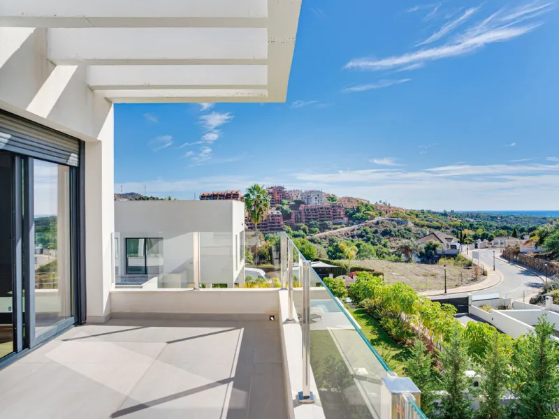House - Detached Villa в продаже в Marbella, Málaga. В доме 4 спален и 5 ванных комнат. Площадь дома 429 м². Площадь участка 1100 м²