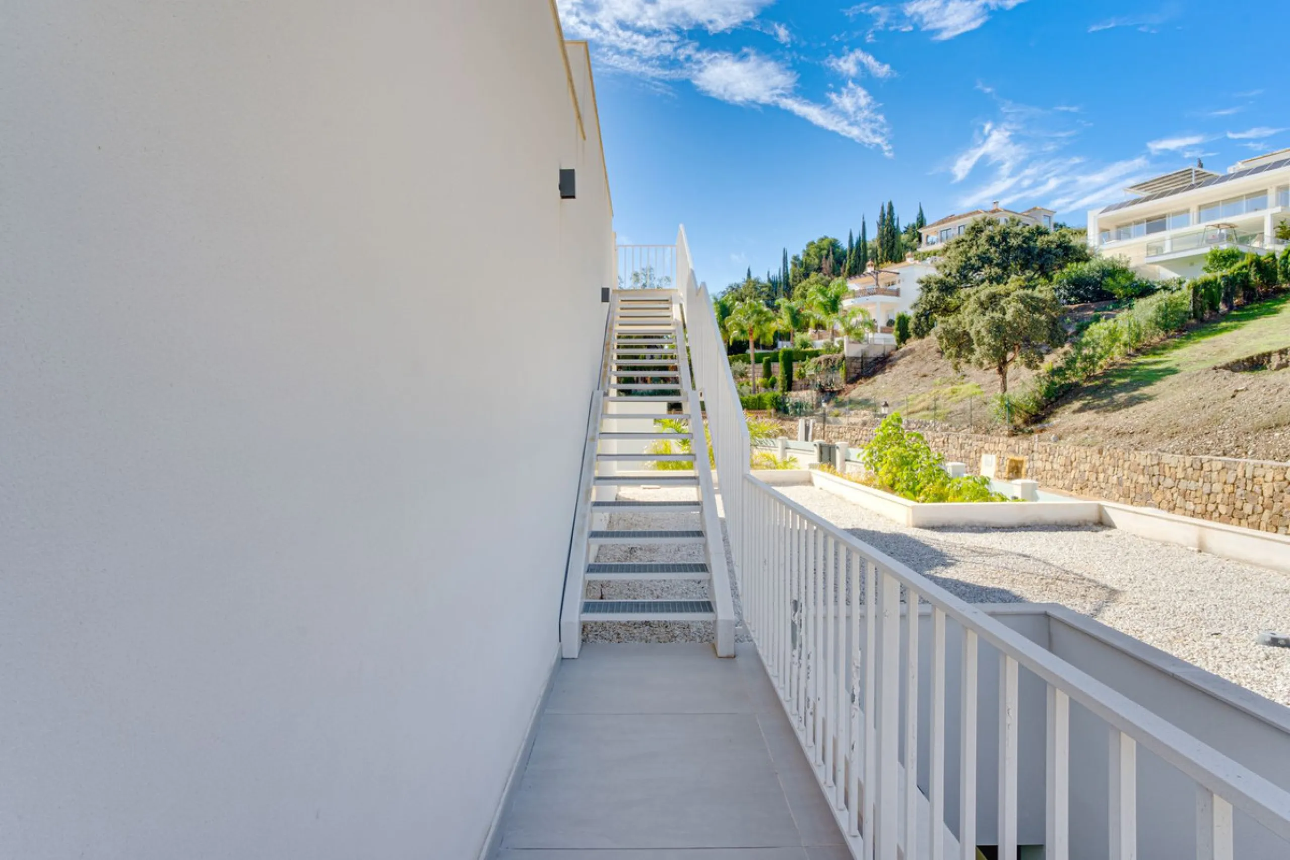 House - Detached Villa в продаже в Marbella, Málaga. В доме 4 спален и 5 ванных комнат. Площадь дома 429 м². Площадь участка 1100 м²