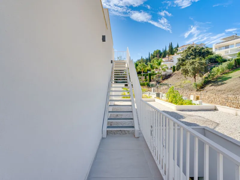 House - Detached Villa в продаже в Marbella, Málaga. В доме 4 спален и 5 ванных комнат. Площадь дома 429 м². Площадь участка 1100 м²