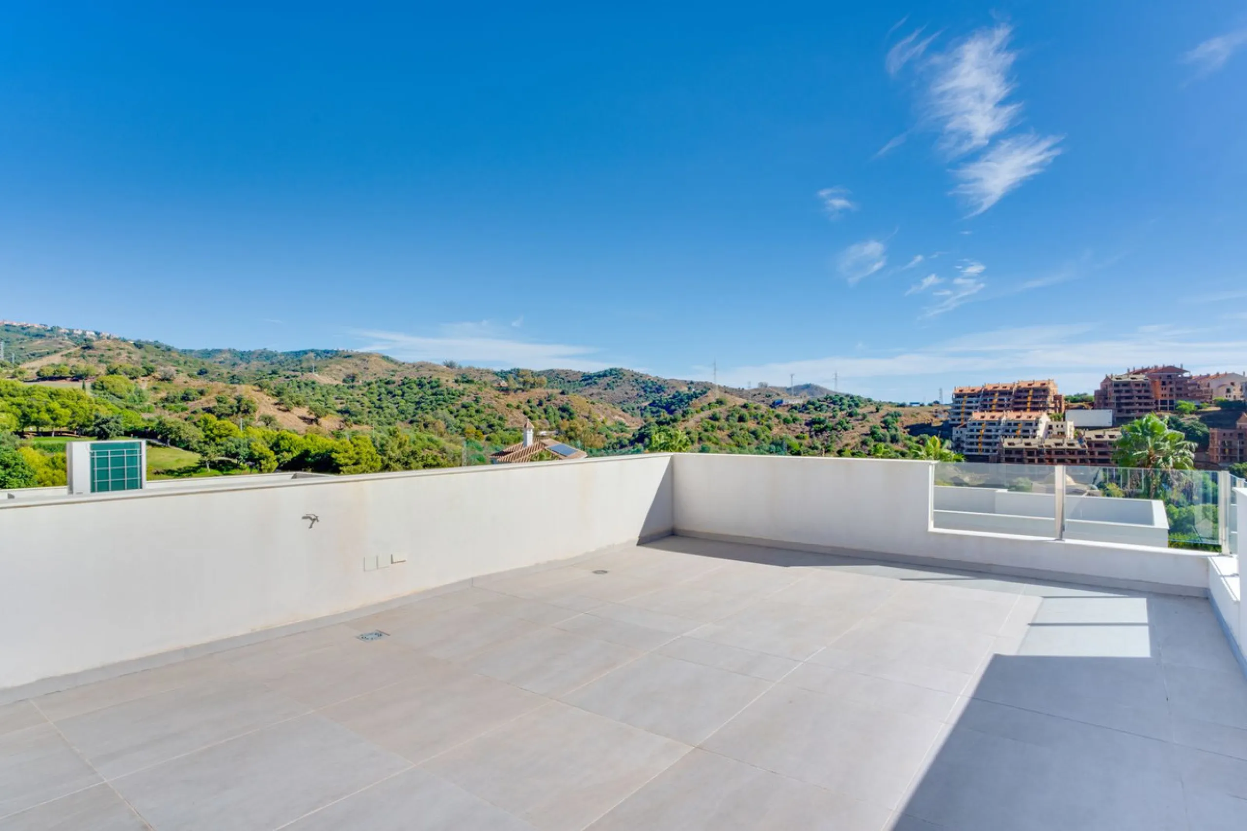 House - Detached Villa в продаже в Marbella, Málaga. В доме 4 спален и 5 ванных комнат. Площадь дома 429 м². Площадь участка 1100 м²