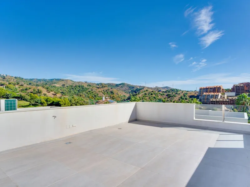 House - Detached Villa в продаже в Marbella, Málaga. В доме 4 спален и 5 ванных комнат. Площадь дома 429 м². Площадь участка 1100 м²