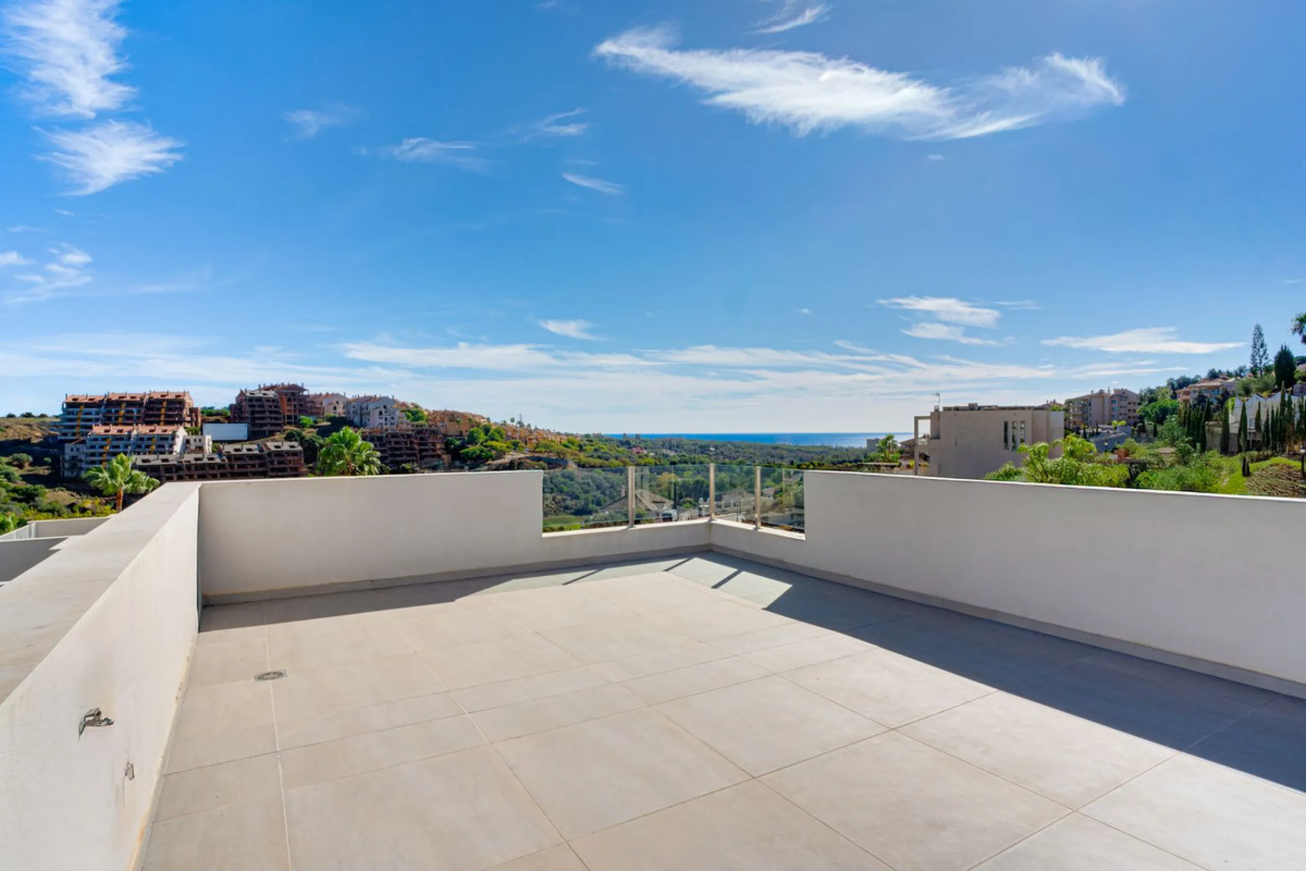 House - Detached Villa в продаже в Marbella, Málaga. В доме 4 спален и 5 ванных комнат. Площадь дома 429 м². Площадь участка 1100 м²