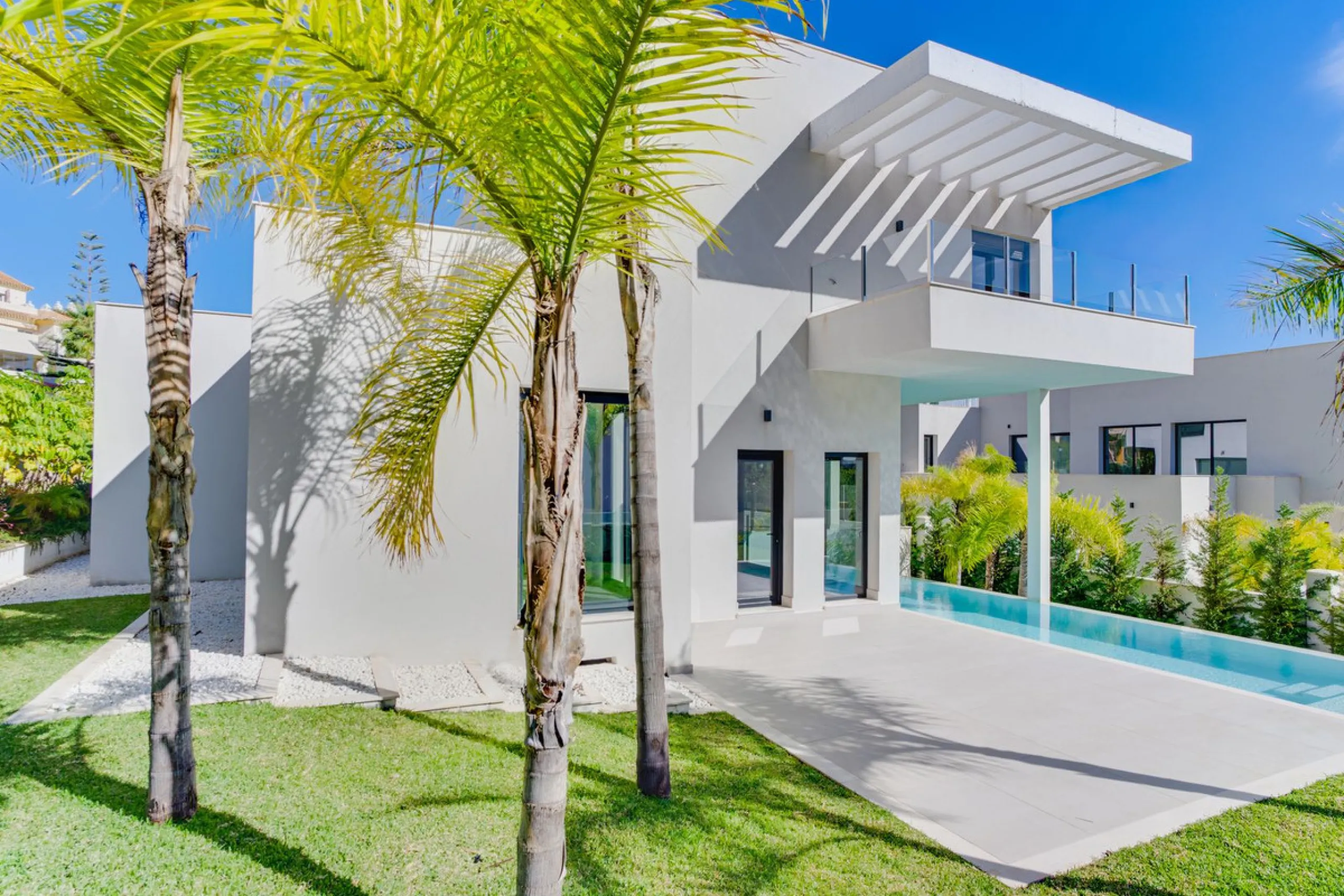 House - Detached Villa в продаже в Marbella, Málaga. В доме 4 спален и 5 ванных комнат. Площадь дома 429 м². Площадь участка 1100 м²
