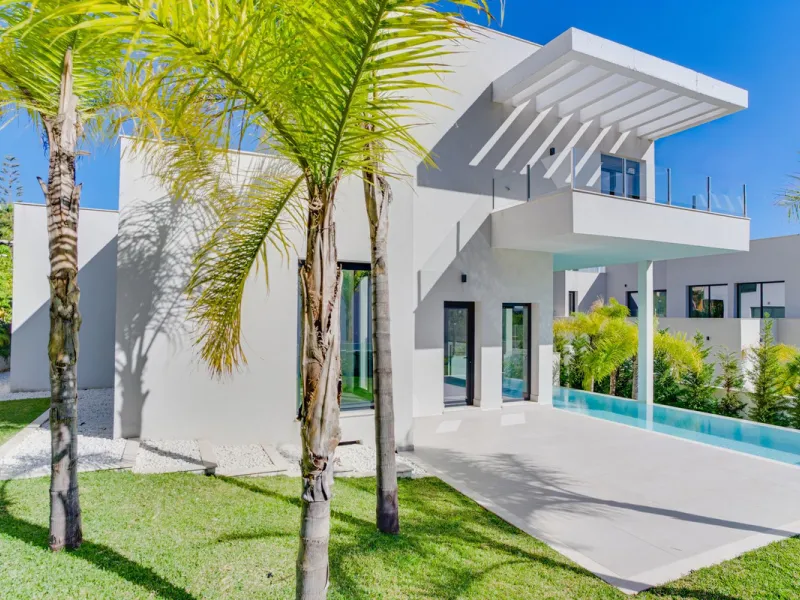 House - Detached Villa в продаже в Marbella, Málaga. В доме 4 спален и 5 ванных комнат. Площадь дома 429 м². Площадь участка 1100 м²