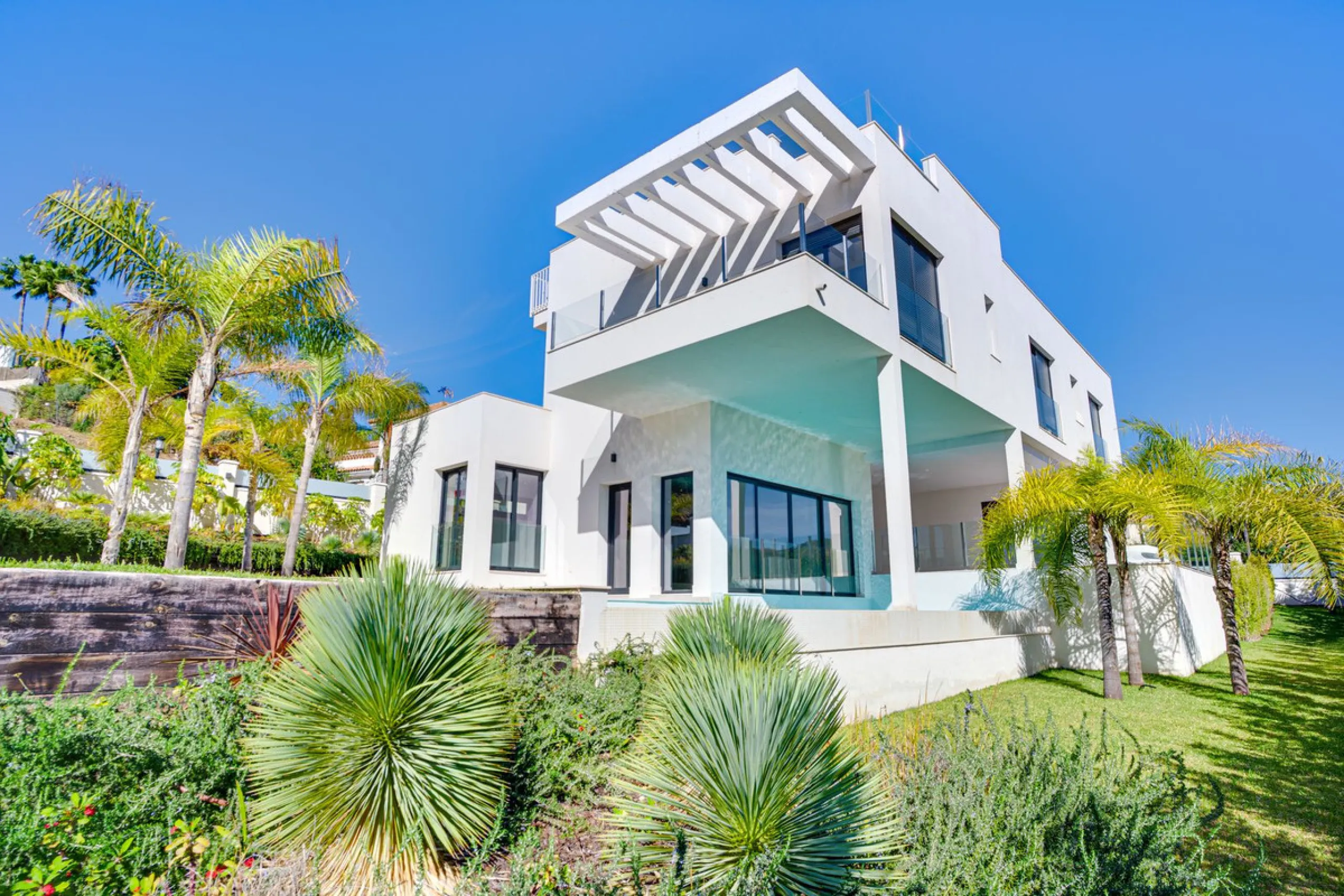 House - Detached Villa в продаже в Marbella, Málaga. В доме 4 спален и 5 ванных комнат. Площадь дома 429 м². Площадь участка 1100 м²
