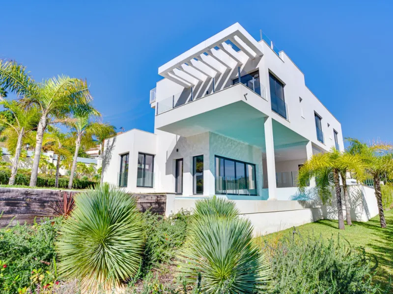 House - Detached Villa в продаже в Marbella, Málaga. В доме 4 спален и 5 ванных комнат. Площадь дома 429 м². Площадь участка 1100 м²
