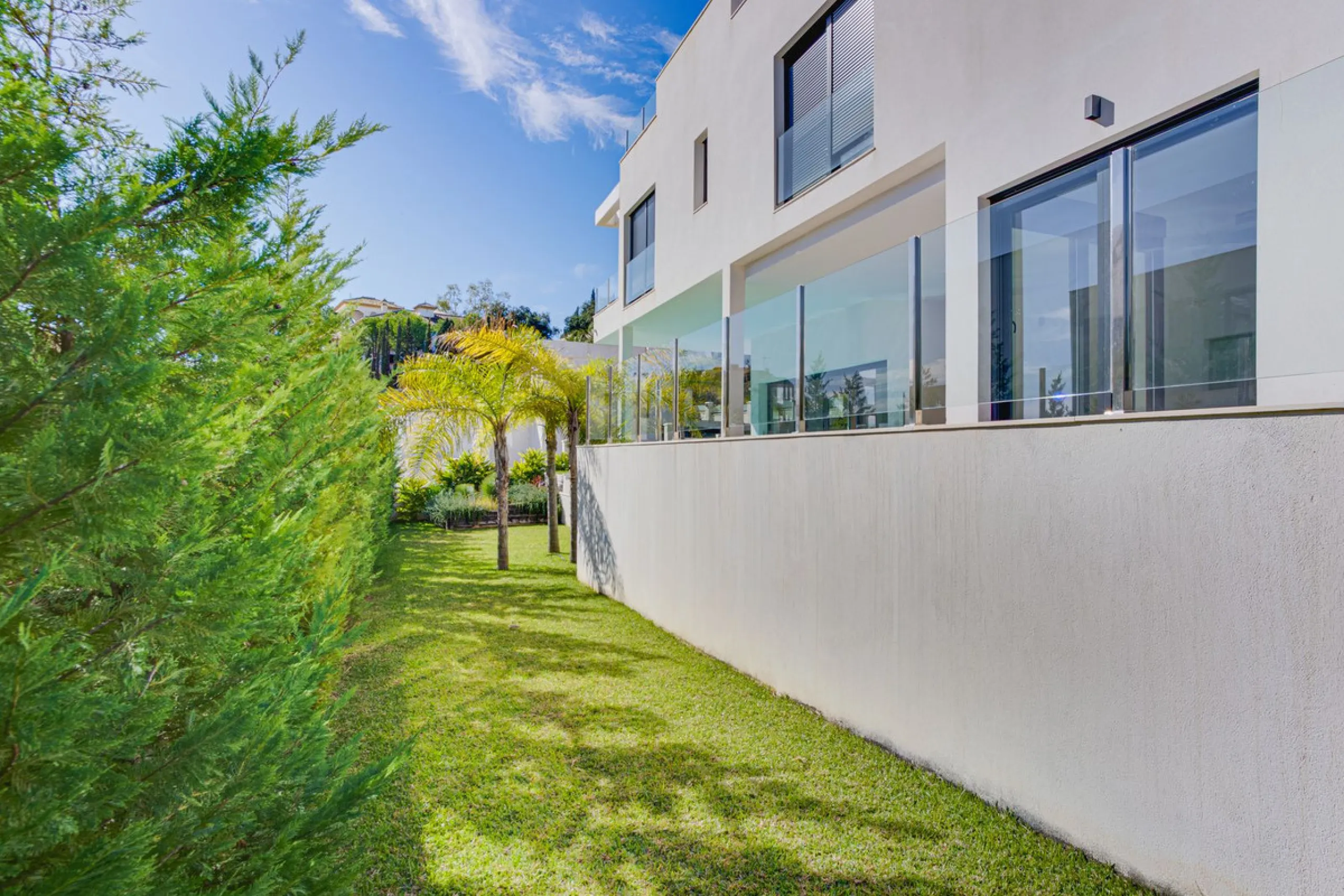 House - Detached Villa в продаже в Marbella, Málaga. В доме 4 спален и 5 ванных комнат. Площадь дома 429 м². Площадь участка 1100 м²
