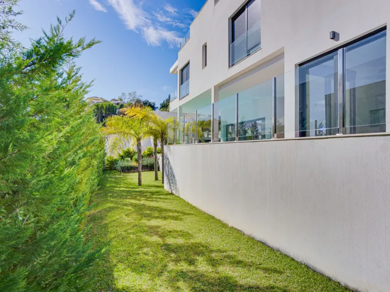 House - Detached Villa в продаже в Marbella, Málaga. В доме 4 спален и 5 ванных комнат. Площадь дома 429 м². Площадь участка 1100 м²