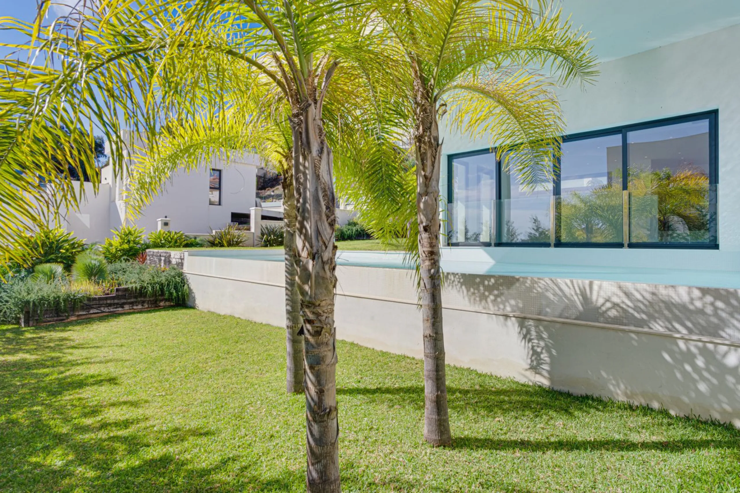 House - Detached Villa в продаже в Marbella, Málaga. В доме 4 спален и 5 ванных комнат. Площадь дома 429 м². Площадь участка 1100 м²