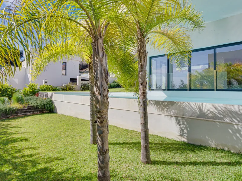 House - Detached Villa в продаже в Marbella, Málaga. В доме 4 спален и 5 ванных комнат. Площадь дома 429 м². Площадь участка 1100 м²