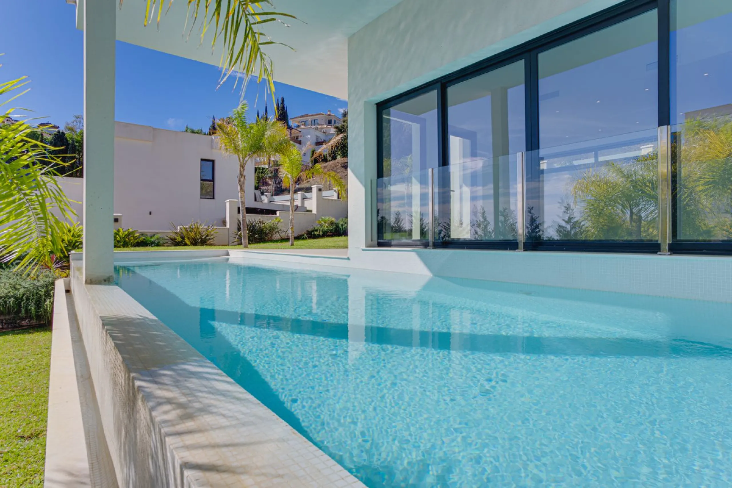 House - Detached Villa в продаже в Marbella, Málaga. В доме 4 спален и 5 ванных комнат. Площадь дома 429 м². Площадь участка 1100 м²