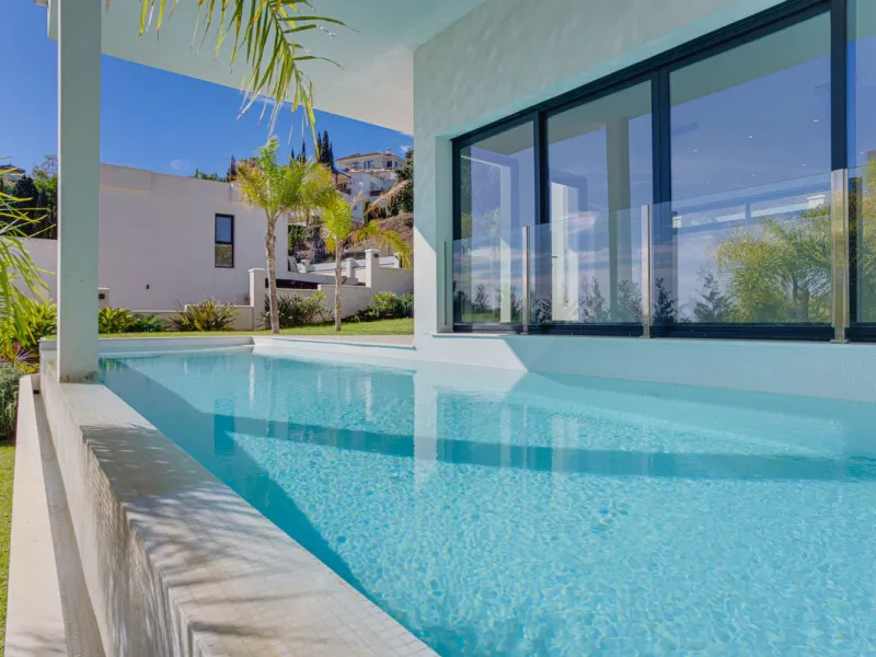 House - Detached Villa в продаже в Marbella, Málaga. В доме 4 спален и 5 ванных комнат. Площадь дома 429 м². Площадь участка 1100 м²