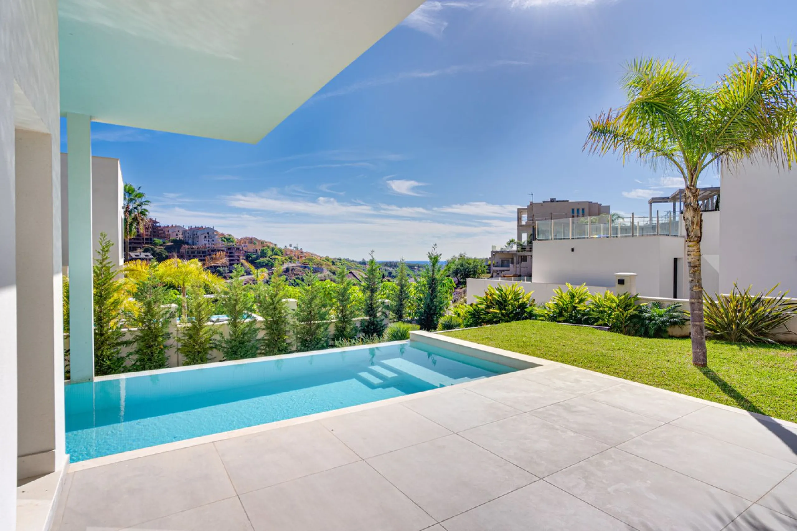 House - Detached Villa в продаже в Marbella, Málaga. В доме 4 спален и 5 ванных комнат. Площадь дома 429 м². Площадь участка 1100 м²