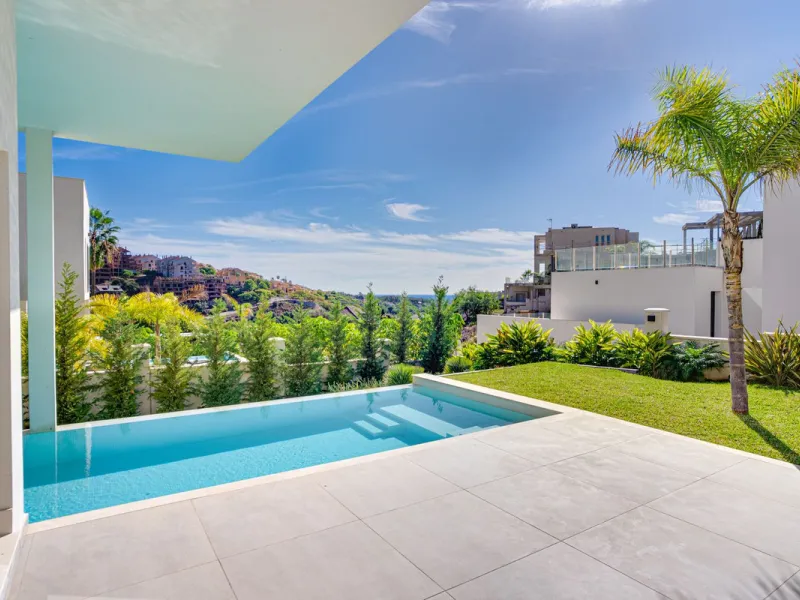 House - Detached Villa в продаже в Marbella, Málaga. В доме 4 спален и 5 ванных комнат. Площадь дома 429 м². Площадь участка 1100 м²