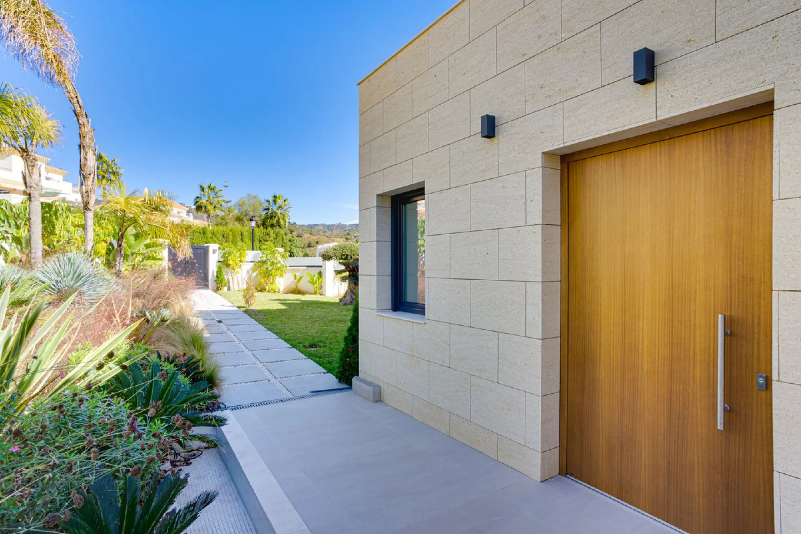 House - Detached Villa в продаже в Marbella, Málaga. В доме 4 спален и 5 ванных комнат. Площадь дома 429 м². Площадь участка 1100 м²