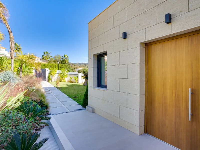 House - Detached Villa в продаже в Marbella, Málaga. В доме 4 спален и 5 ванных комнат. Площадь дома 429 м². Площадь участка 1100 м²