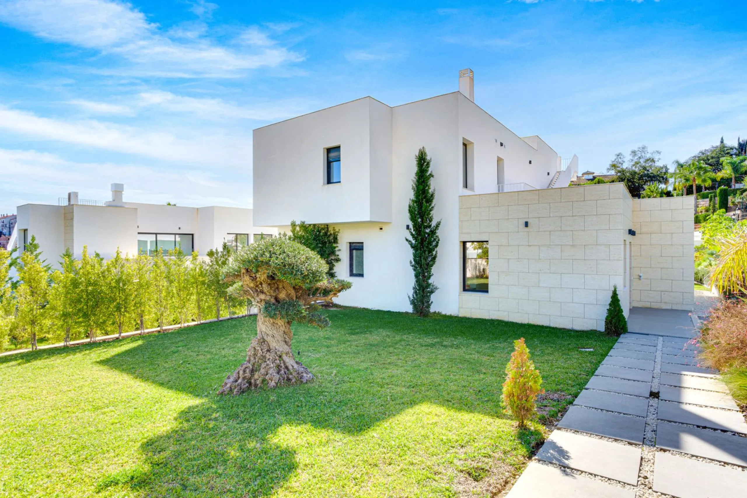 House - Detached Villa в продаже в Marbella, Málaga. В доме 4 спален и 5 ванных комнат. Площадь дома 429 м². Площадь участка 1100 м²