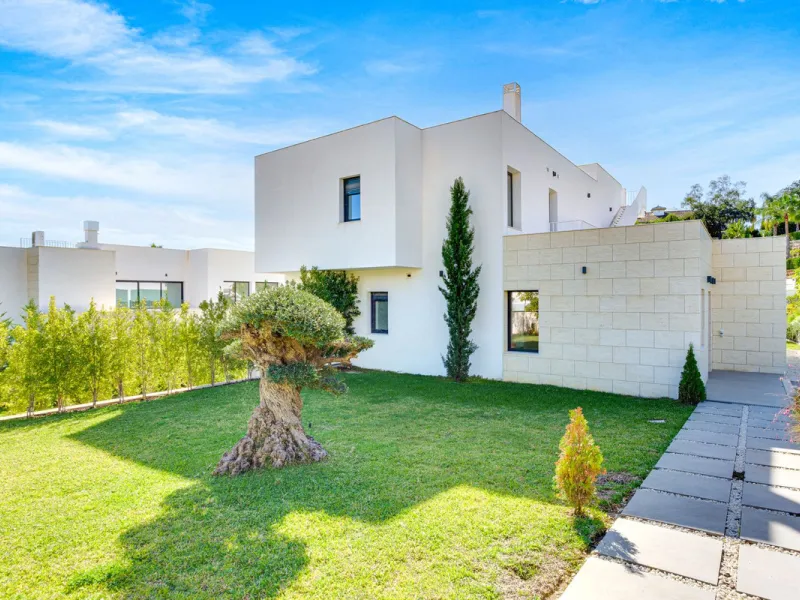 House - Detached Villa в продаже в Marbella, Málaga. В доме 4 спален и 5 ванных комнат. Площадь дома 429 м². Площадь участка 1100 м²