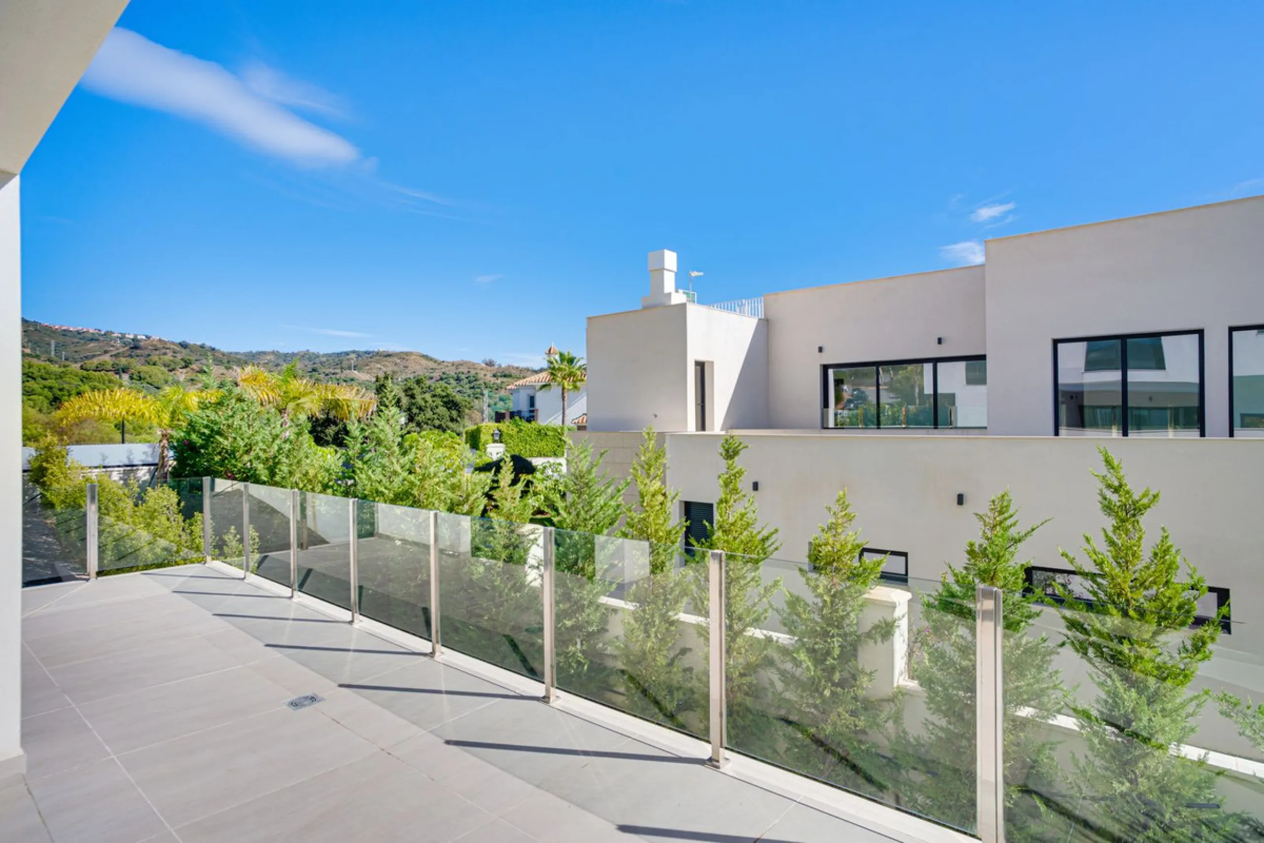 House - Detached Villa в продаже в Marbella, Málaga. В доме 4 спален и 5 ванных комнат. Площадь дома 429 м². Площадь участка 1100 м²