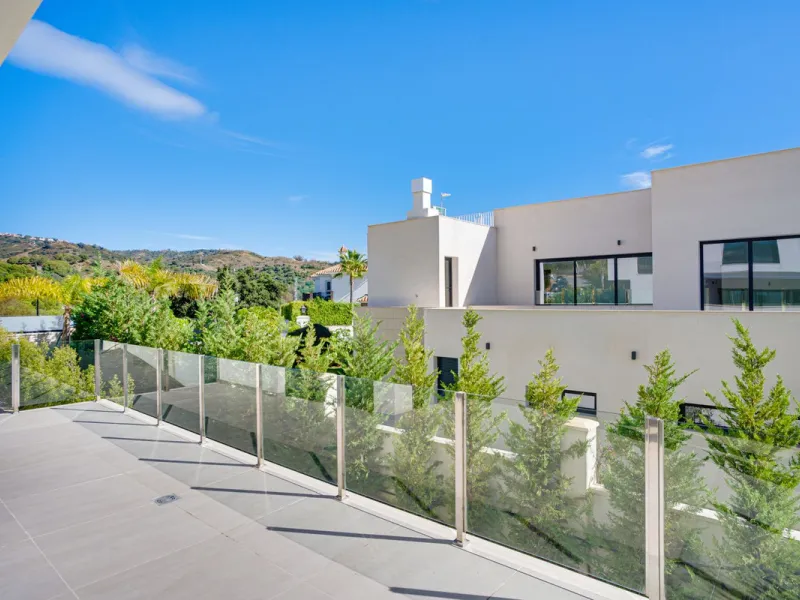House - Detached Villa в продаже в Marbella, Málaga. В доме 4 спален и 5 ванных комнат. Площадь дома 429 м². Площадь участка 1100 м²