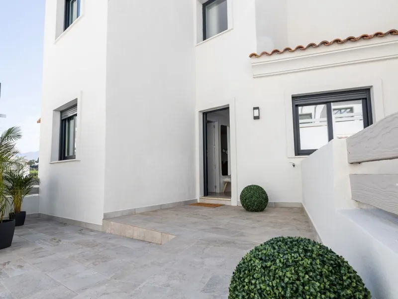 Modern Townhouse in Agra Residencial