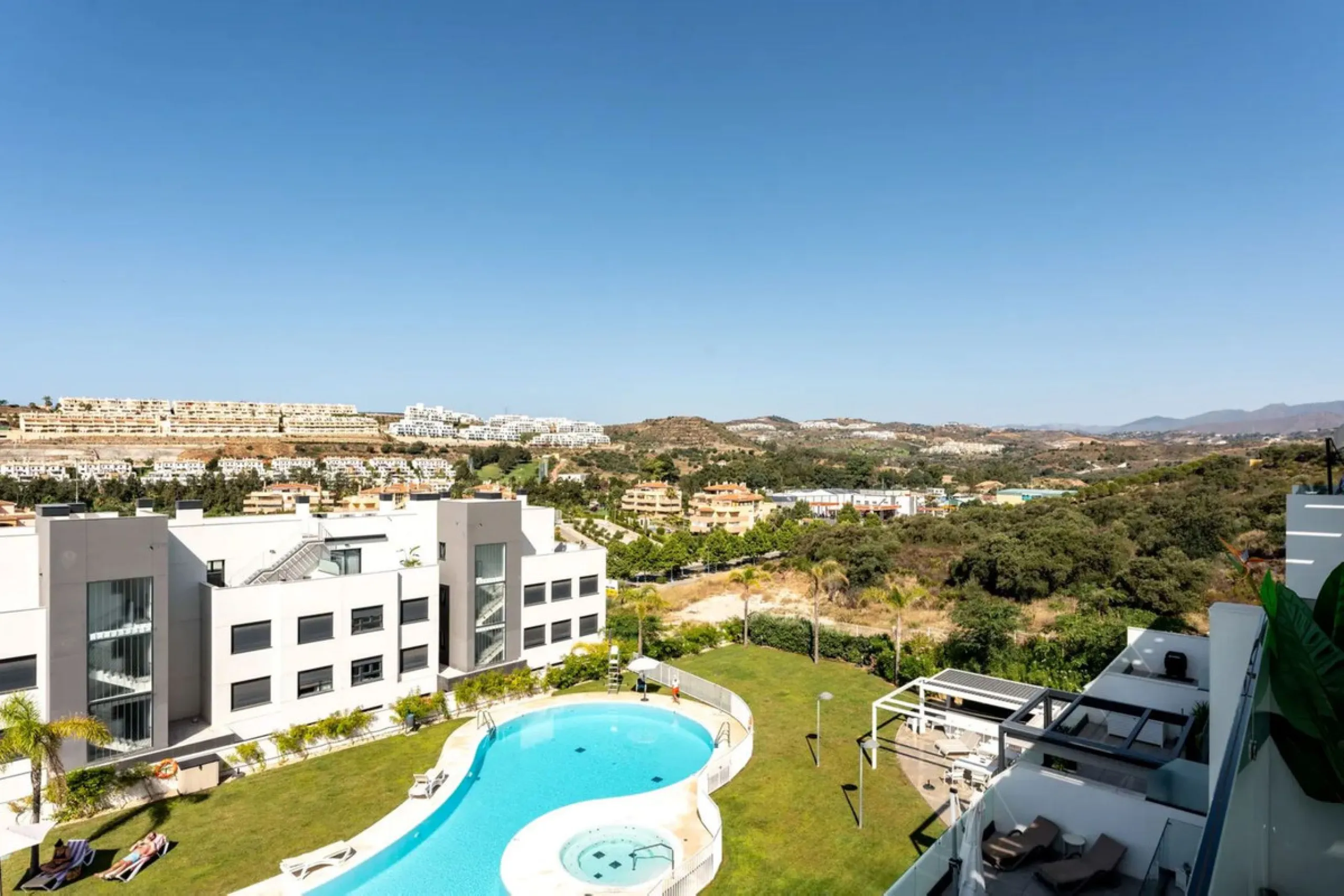 Stylish 2-Bedroom Apartment with Sunny Terrace – Calaserena, La Cala de Mijas