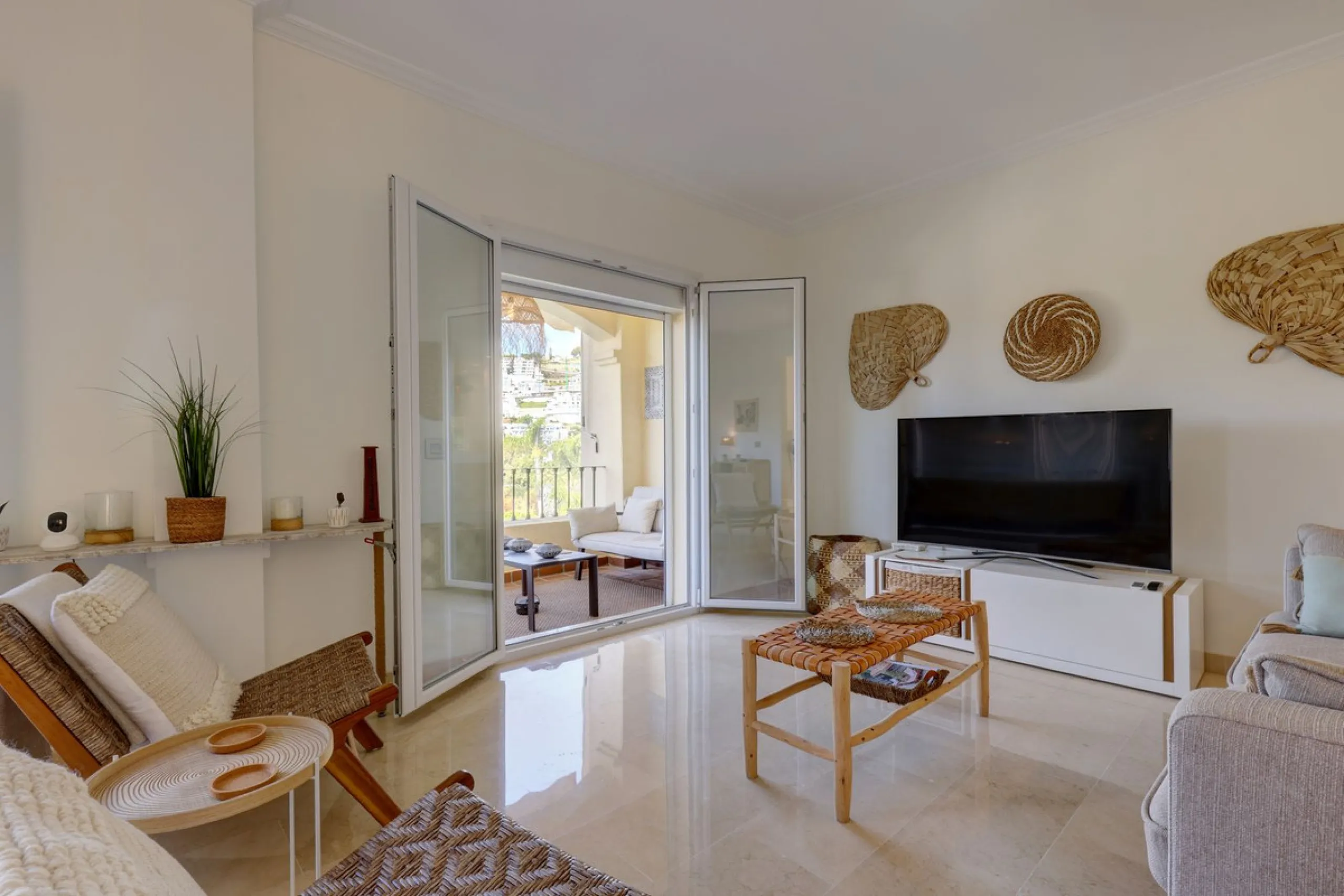 A beautiful South West facing 3 bedroom 2 bathroom duplex penthouse with open golf views and lots of natural light throughout.
